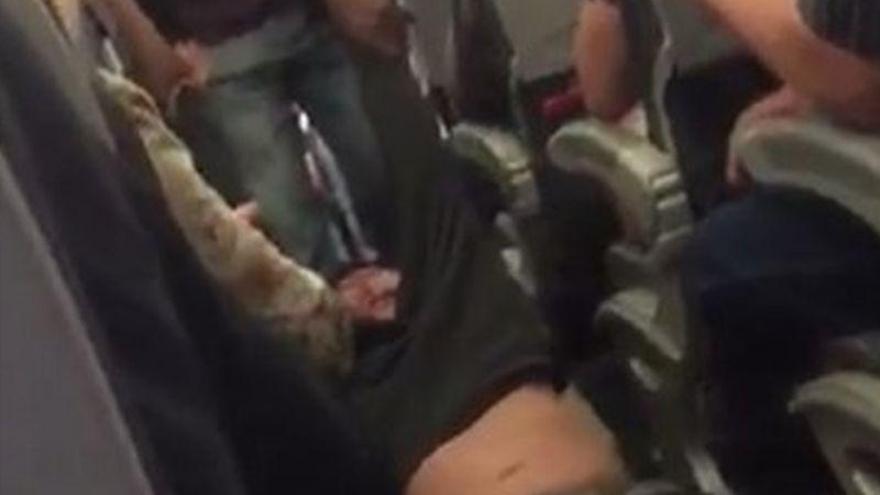 Un pasajero, sacado a rastras de un avión de United Airlines porque el vuelo tenía &#039;overbooking&#039;