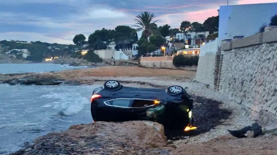 Sorpresa por cómo ha acabado un coche tras un insólito accidente en la provincia de Alicante