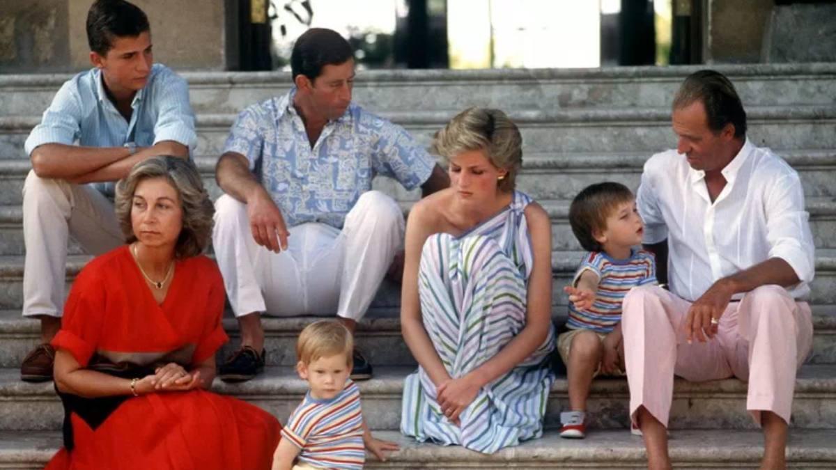 Fotografía de la Familia Real española con Carlos de Inglaterra, Diana Spencer y sus hijos, William y Harry