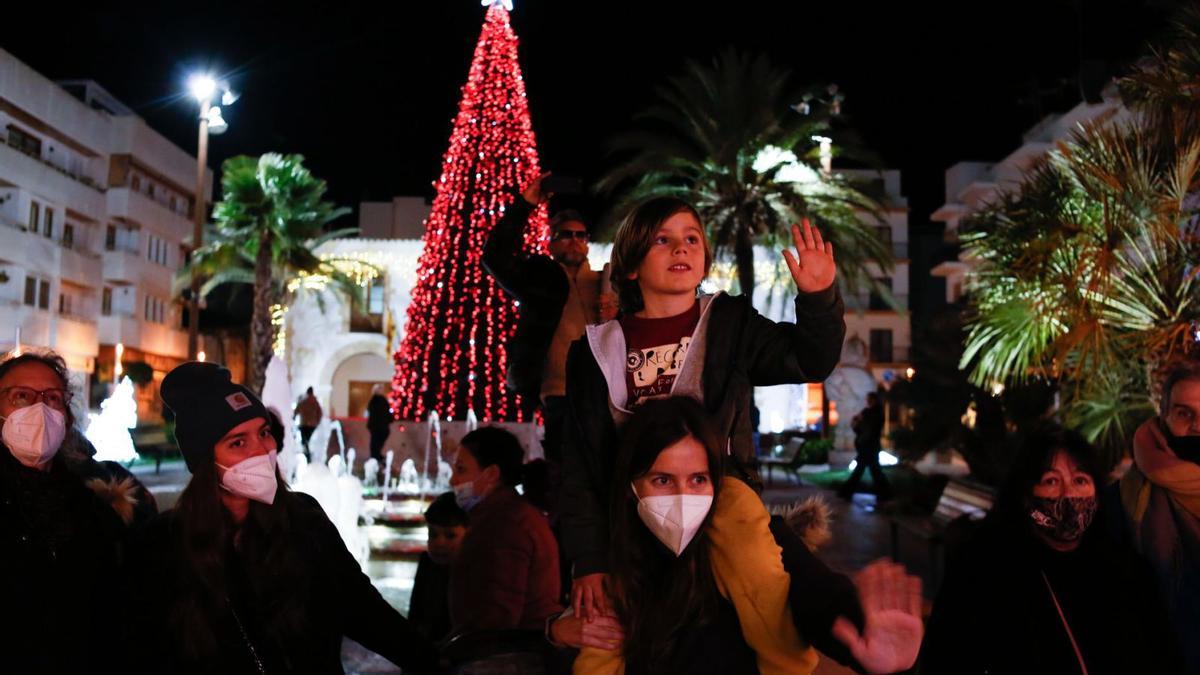 Pequeños y adultos reciben a los Reyes en la plaza del Ayuntamiento