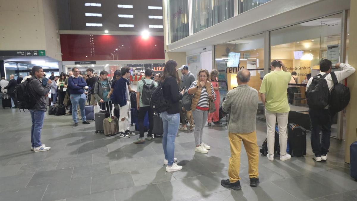 Cientos de viajeros hacen fila para reclamar en la Estación Delicias ante los retrasos y cancelaciones de trenes de alta velocidad.