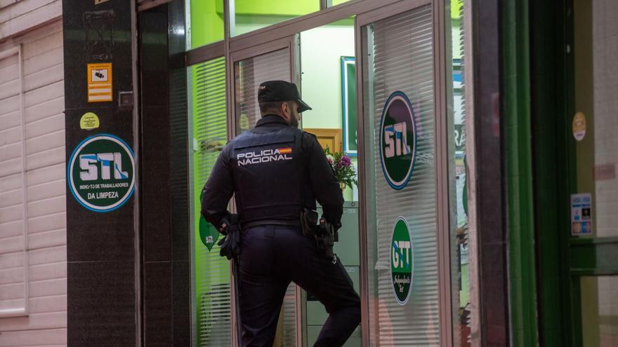 Agente de la Policía Nacional en el registro a la sede del STL el pasado 22 de febrero.   | // CASTELEIRO/ROLLER AGENCIA