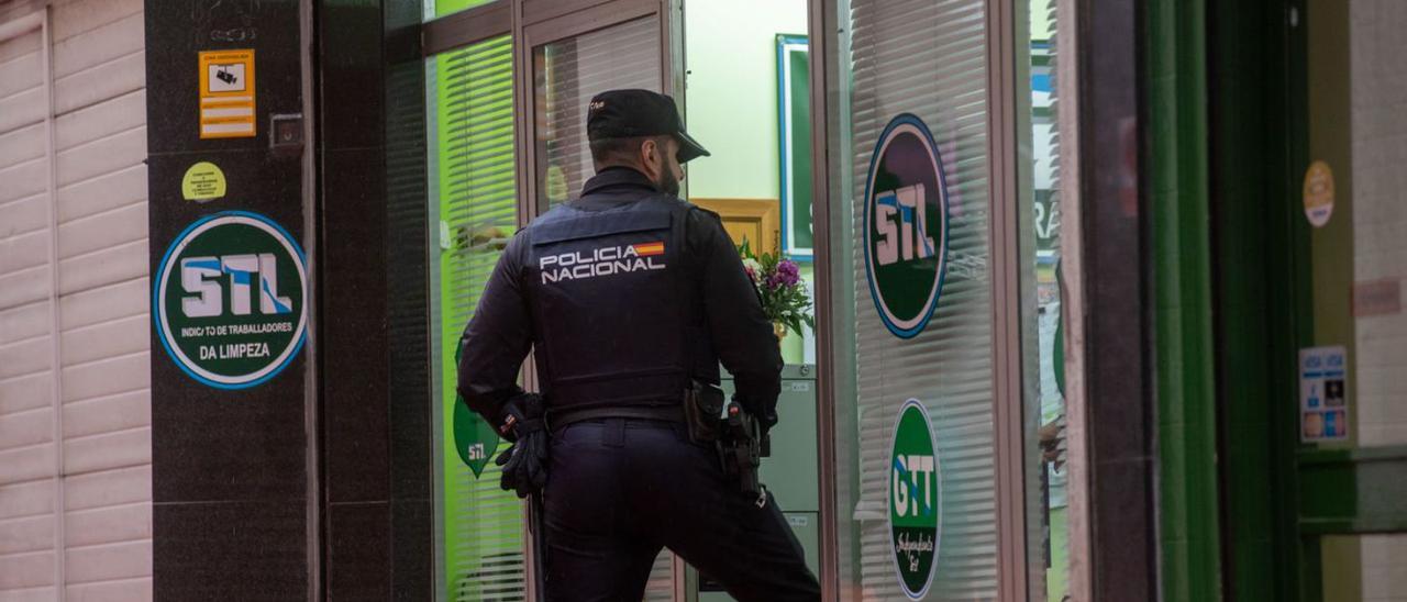 Agente de la Policía Nacional en el registro a la sede del STL el pasado 22 de febrero.   | // CASTELEIRO/ROLLER AGENCIA