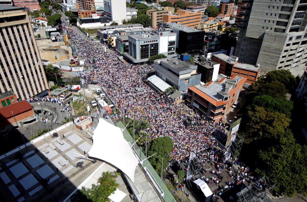 Miles de venezolanos salen a la calle para apoyar a Guaidó