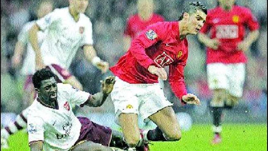 Cristiano Ronaldo cae tras sufrir una entrada de Touré, del Arsenal.