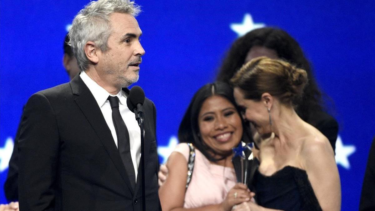Alfonso Cuarón, Yalitza Aparicio y Marina de Tavira, en los premios Critics' Choice