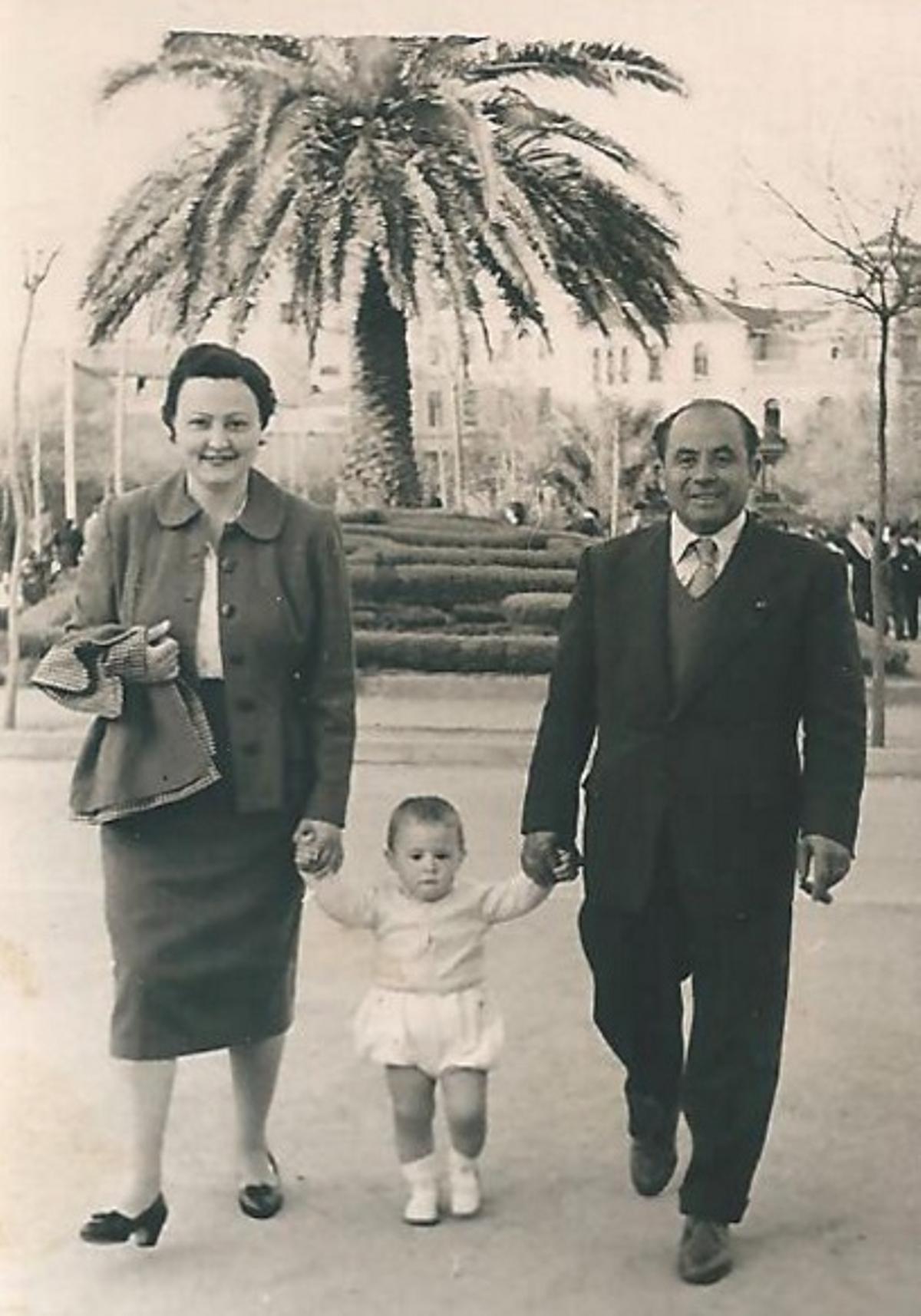 Junto a su mujer y su hijo en Cánovas.