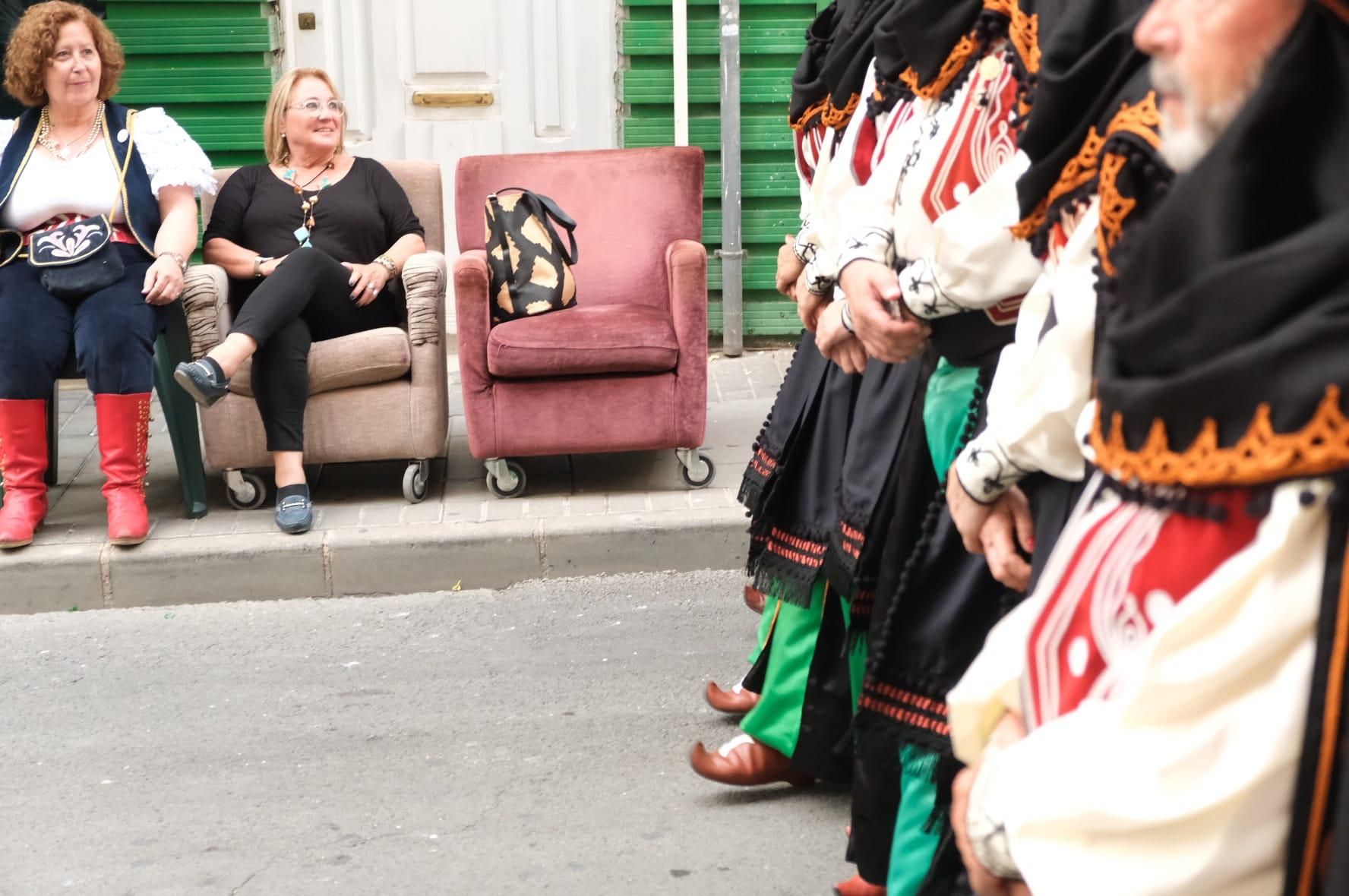 Dos espectadoras con sus sillones en la calle para ver pasar la fiesta.