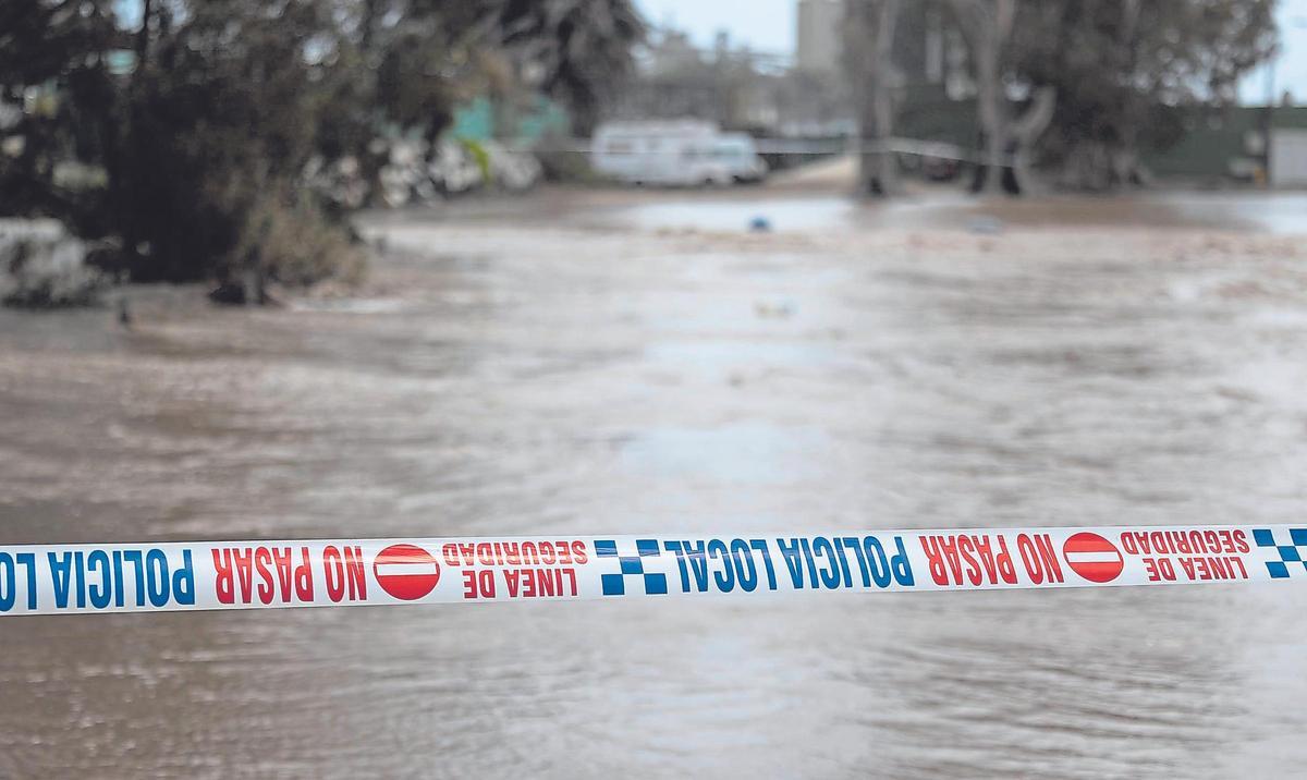 Corte de la Policía del paso en el barranco de Arguineguín por  la corriente de  agua.  Quique Curbelo