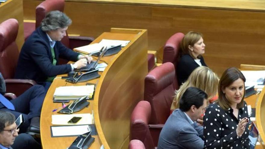 Diputados del PP con la síndica Isabel Bonig en el extremo derecho de la imagen en el pleno de las Corts Valencianes ayer.