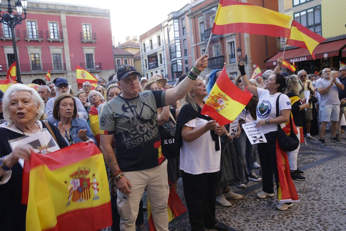 En imágenes: así fue la masiva manifestación en Gijón de apoyo a Ceuta en la plaza Mayor