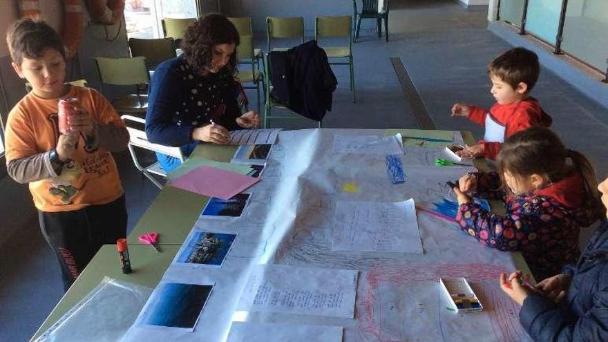 El taller de &quot;Larpeiradas da terra&quot;, en la plaza de Bueu. // T.G.