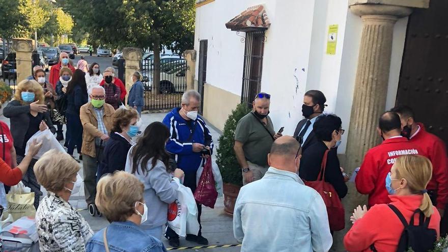 Colas en el cementerio para reservar las visitas de los Santos