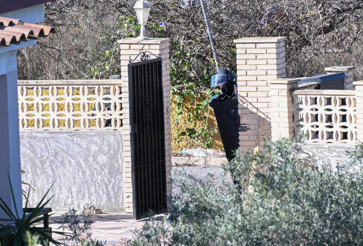 Un doble crimen mantiene acordonada una urbanización de Elche con un implicado atrincherado