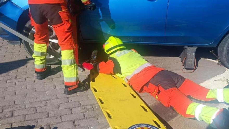 Los bomberos rescatan en Torrent al conductor de un patinete atrapado bajo un coche