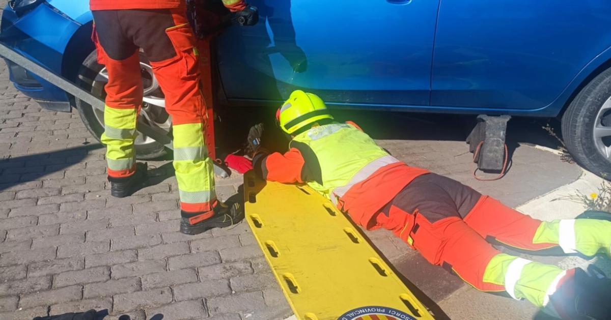 Los bomberos rescatan en Torrent al joven de 28 atrapado bajo el coche