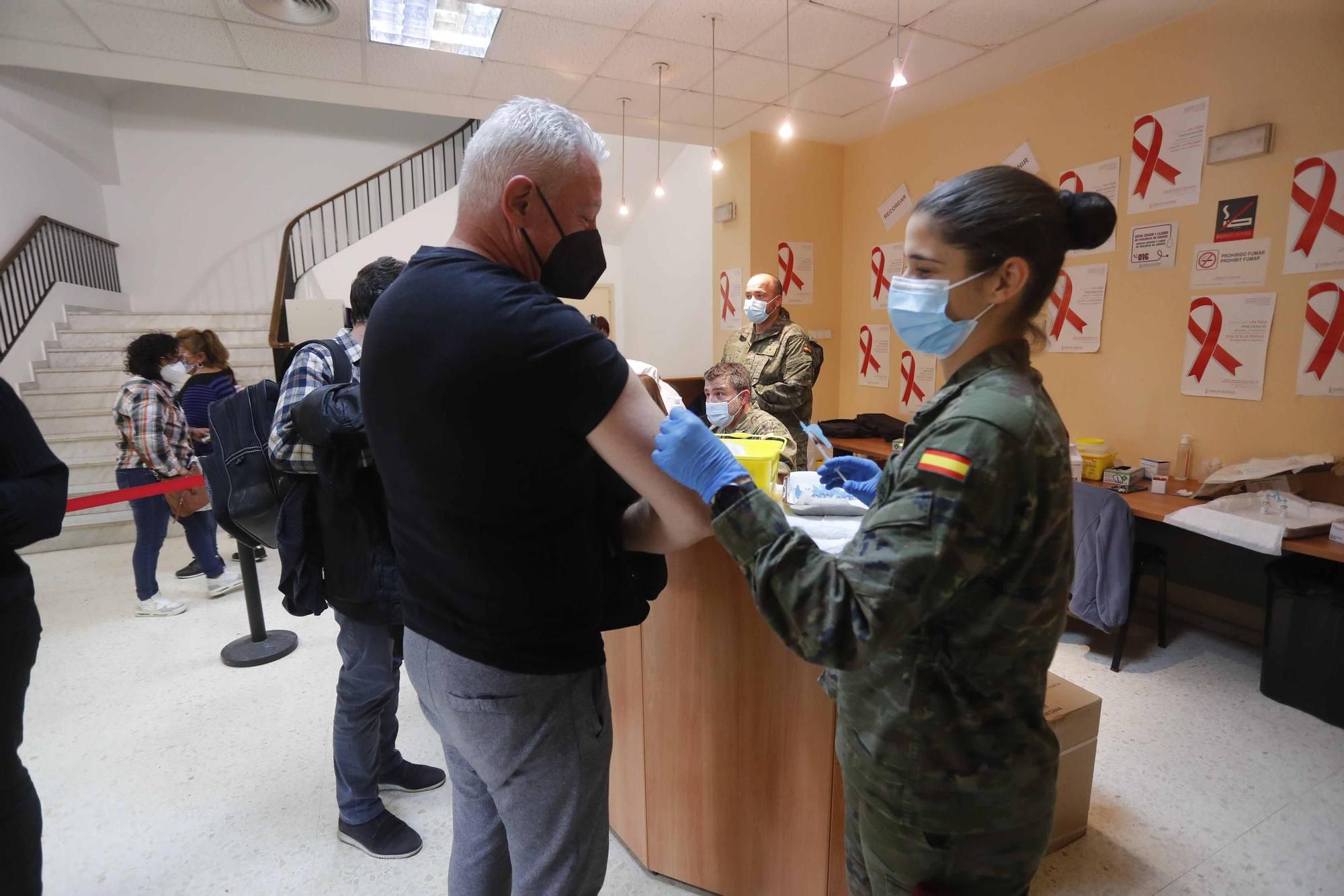 El Ejército comienza a vacunar en el hospital Doctor Peset de València