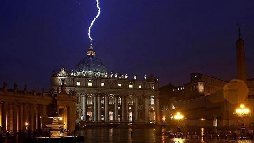 Un rayo cae sobre el Vaticano.