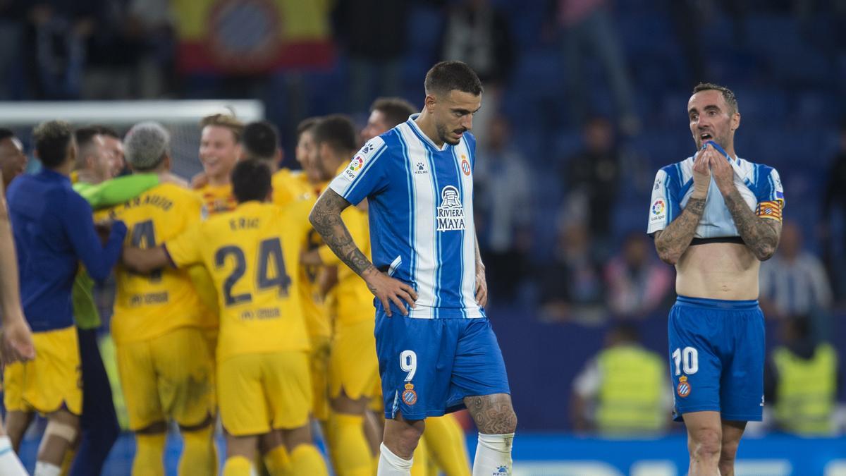Joselu y Darder, abatidos tras la derrota ante el Barça en el derbi de este domingo.