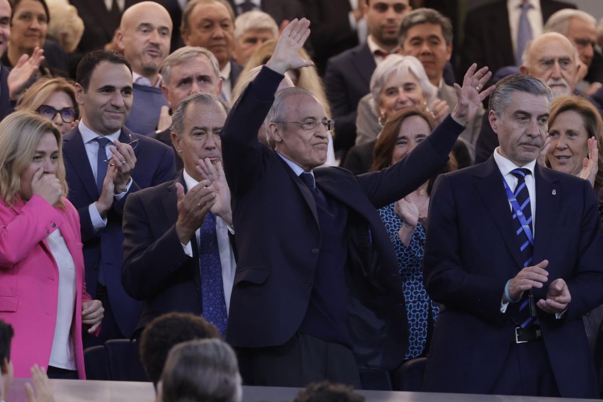 El presidente del Real Madrid, Florentino Pérez, en el palco antes del partido de LaLiga entre el Real Madrid y el Real Oviedo