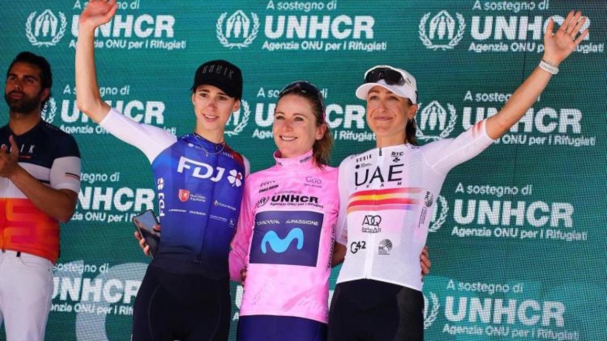 Mavi García, a la derecha, en el tercer escalón del podio del Giro Donne.