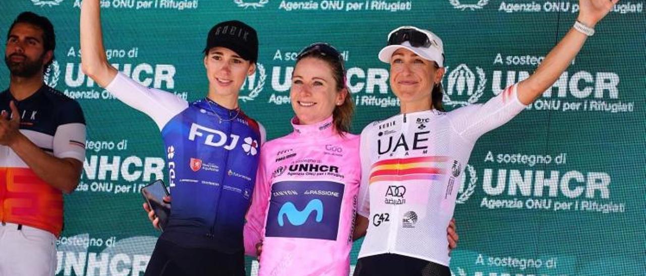 Mavi García, a la derecha, en el tercer escalón del podio del Giro Donne.