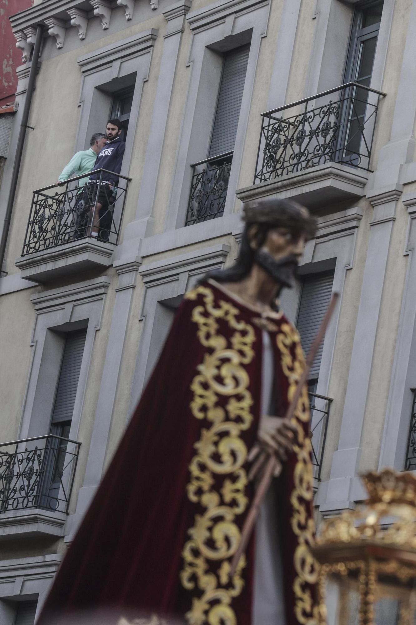 "Toda su vida fue maltratado y finalmente alguien miraba por él": las fotos de la procesión de Jesús Cautivo en Oviedo