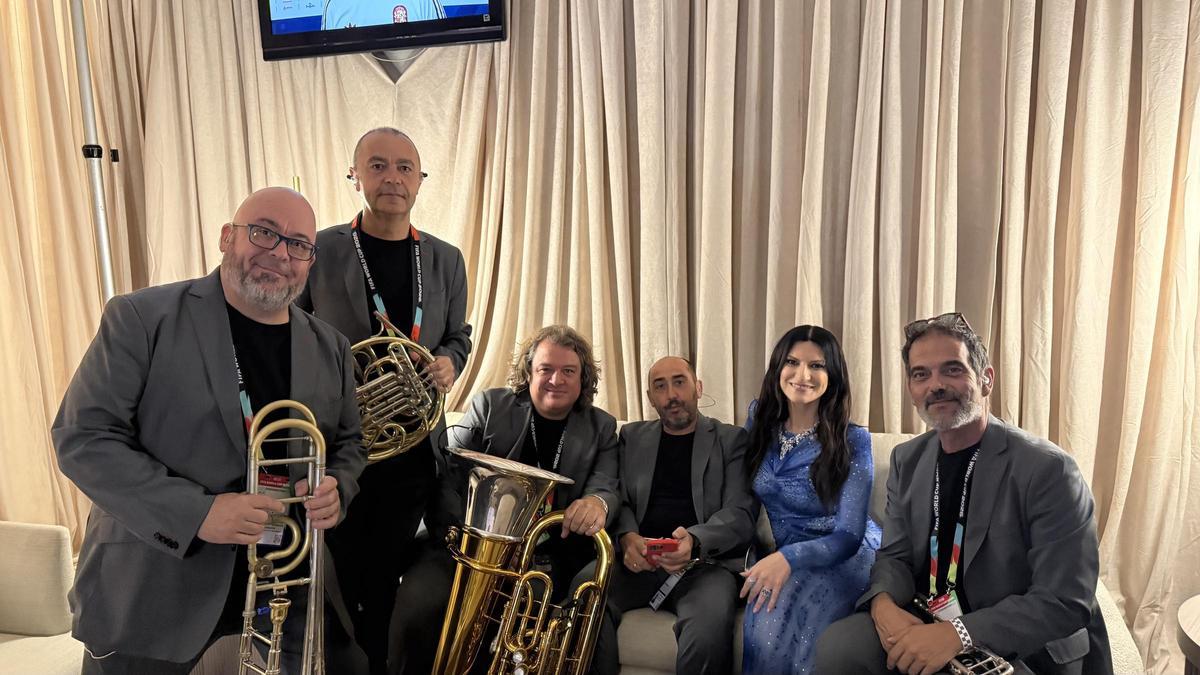 Los miembros de Spanish Brass con Laura Pausini minutos antes de la final.
