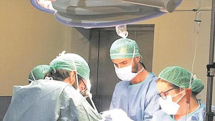 La falta de un hospital privado para operar a pacientes de la pública lastra la demora