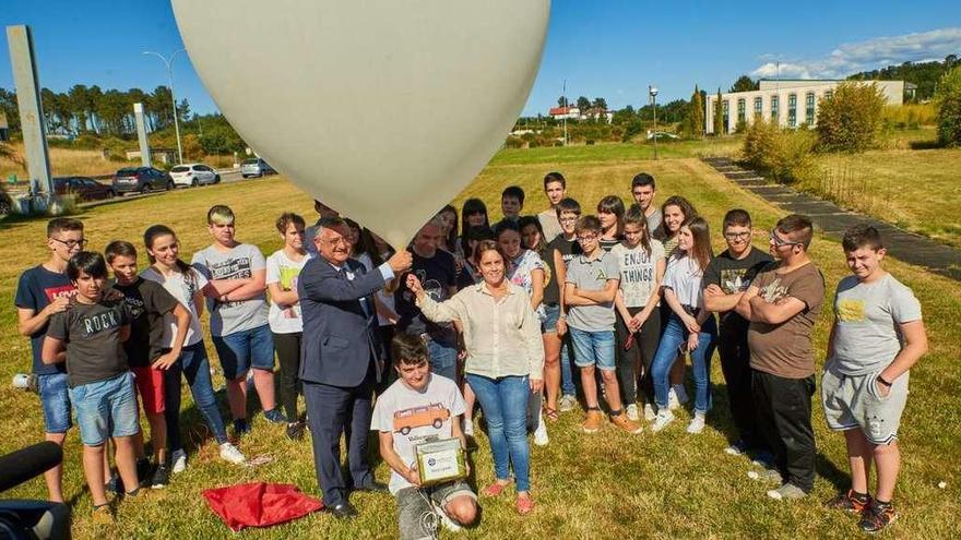 El globo se lanzó a la estratosfera desde la explanada del edificio central de la Tecnópole. // Carlos Peteiro