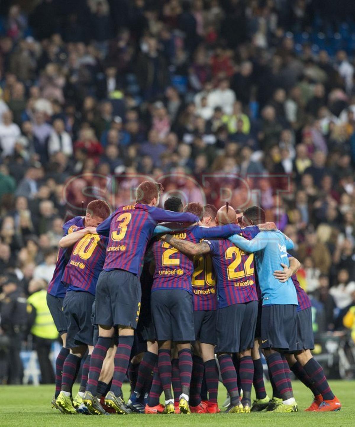 Los jugadores del Barça celebran la victoria al final del partido entre el Real Madrid y el FC Barcelona en el Estadio Santiago Bernabéu de la jornada 26 de La Liga.