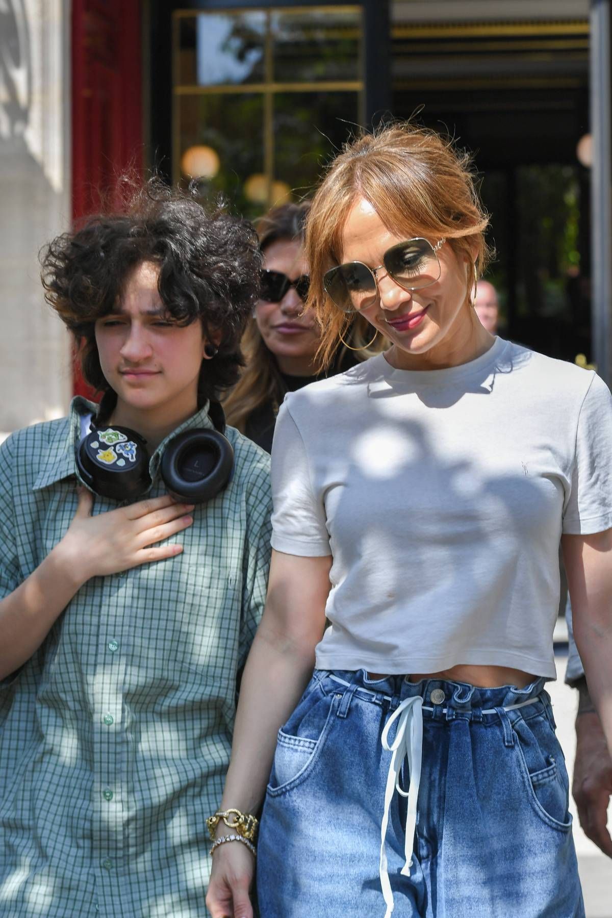 Jennifer Lopez junto a su hijo Emme, en París