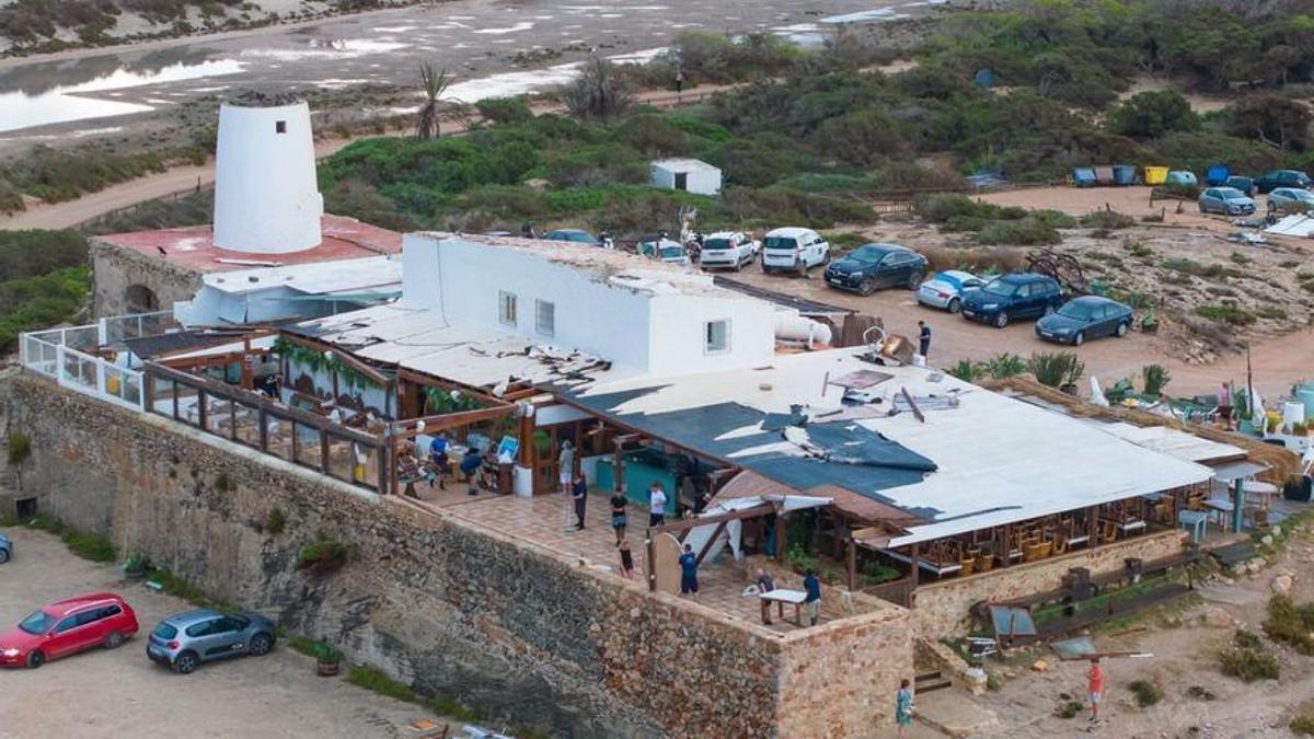 La terraza del restaurante Es Molí de Sal desapareció por la fuerza del temporal