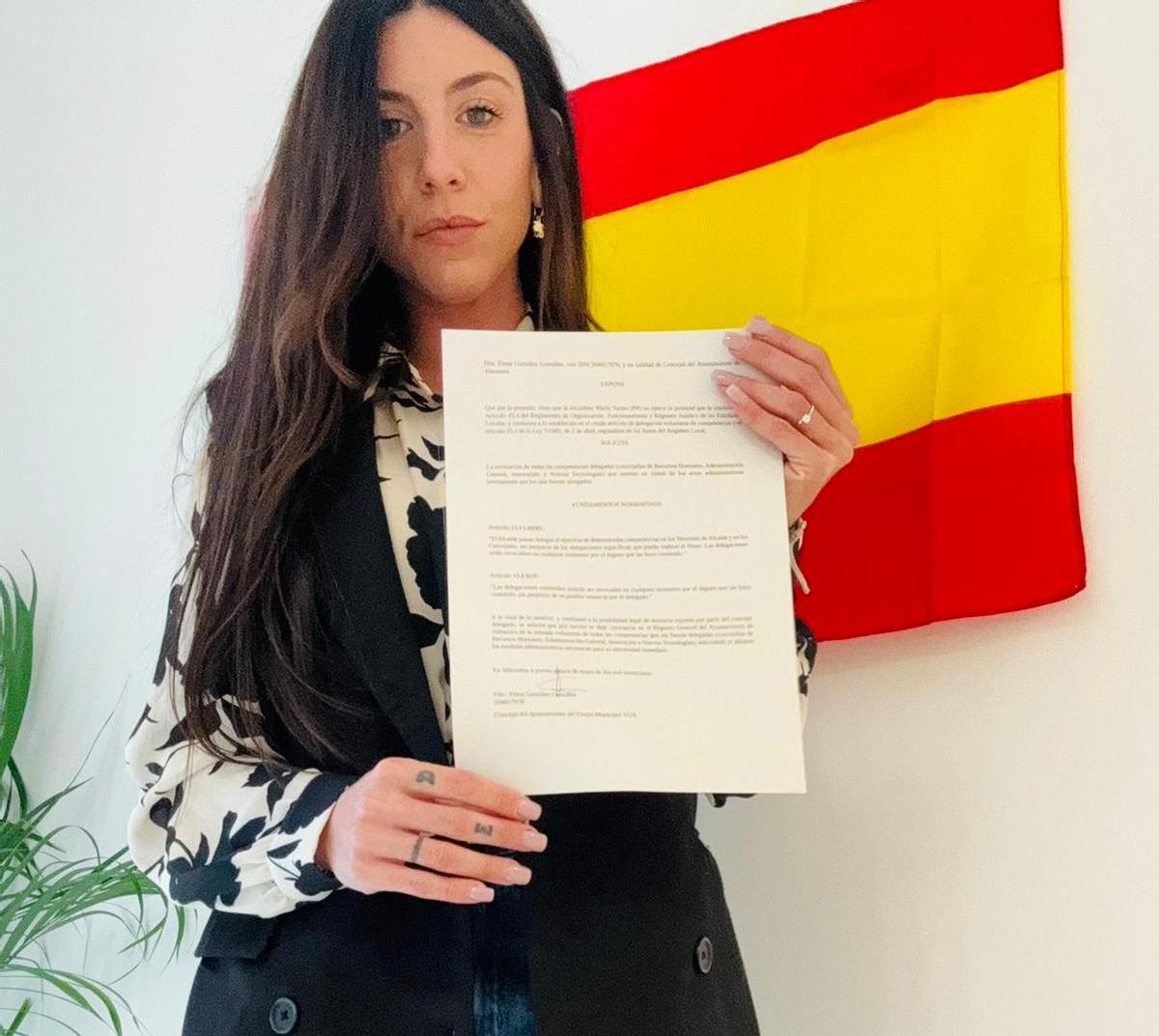 Momento en el que la portavoz de Vox, Elena González, ha presentado en el registro del Ayuntamiento la renuncia a sus concejalías.