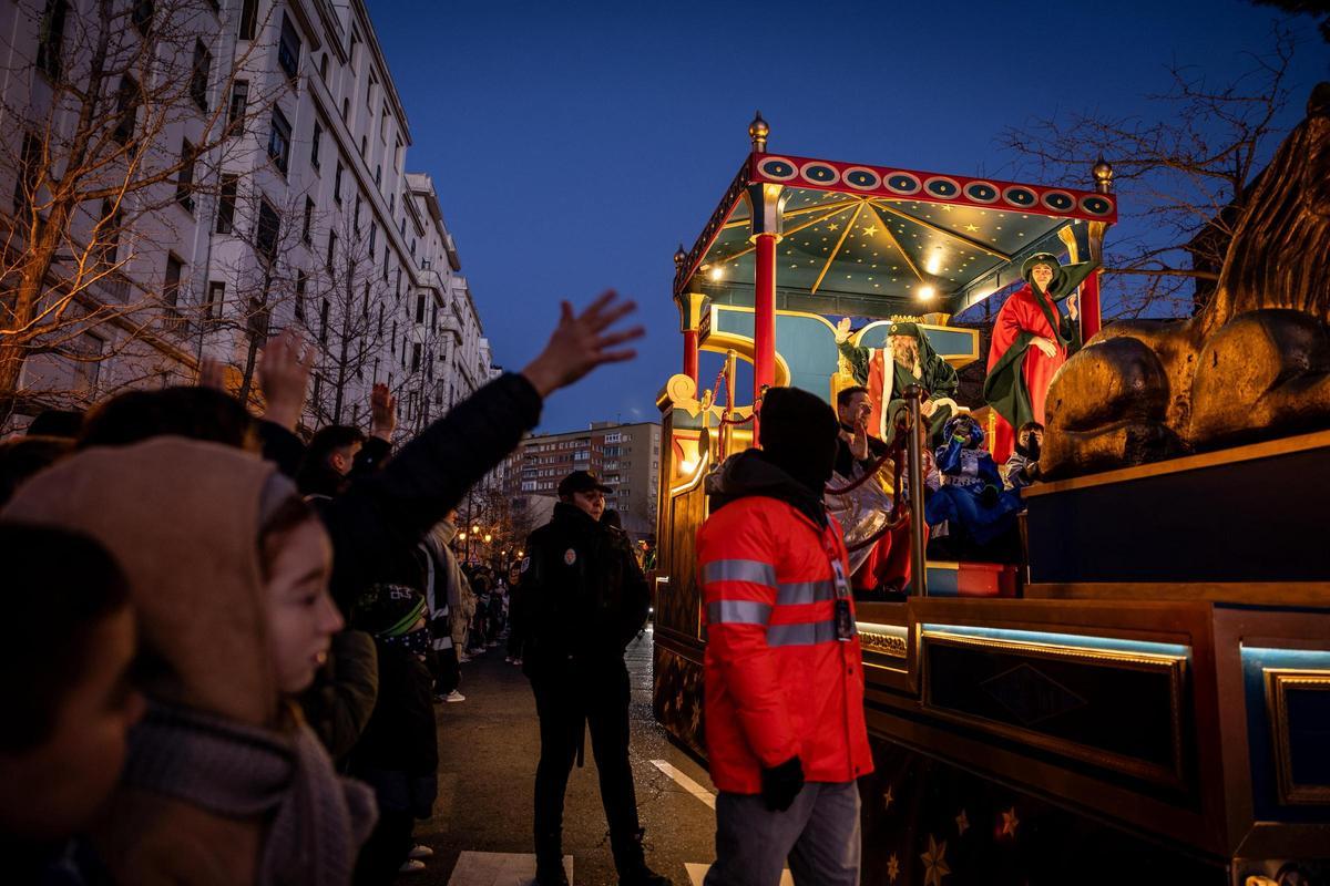 En imágenes | El frío de Zaragoza no puede con la ilusión de ver a los Reyes Magos