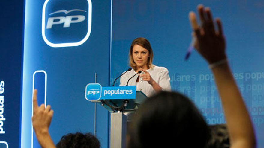 La secretaria general del PP, María Dolores de Cospedal, durante la rueda de prensa que ofreció hoy para analizar asuntos de la actualidad política y económica, hoy en la sede de su partido, en Madrid.