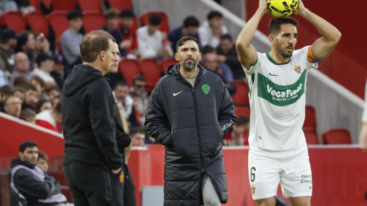 Sarabia mirando a Pedro Bigas.