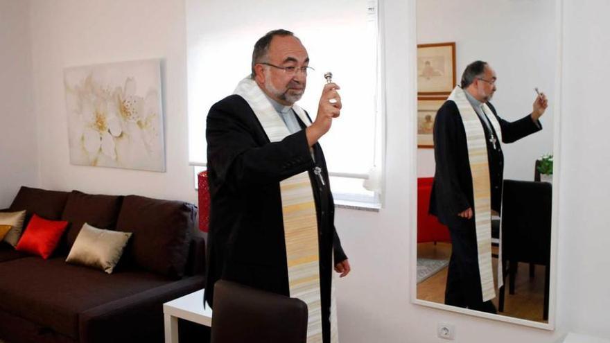 El arzobispo Jesús Sanz Montes, bendiciendo las nuevas instalaciones de Cáritas el pasado octubre.