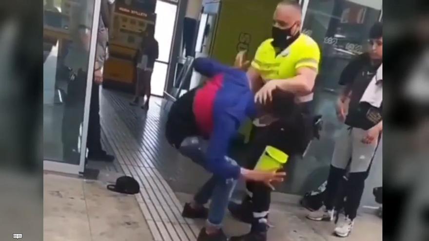 Otro vídeo capta el enfrentamiento del agresor con el vigilante al que acabó apuñalando en Igualada