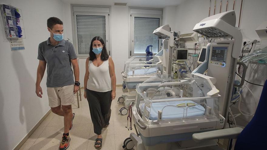 Llorenç Ramon i Anna Sánchez, a l’UCI de neonatologia de l’hospital Trueta. | MARC MARTÍ