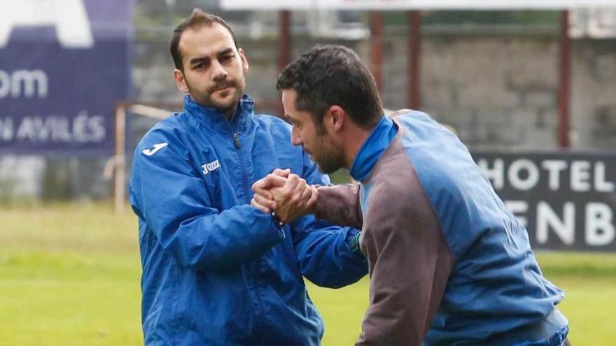 Michi ayuda a levantarse al portero Guillermo.