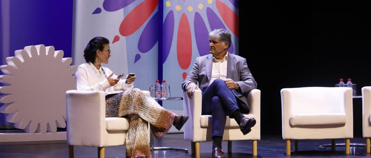 La doctora Massuet departe con Toni Nadal ayer tarde en el Auditorium de Palma.