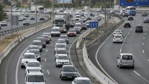 Caravana de vehículos en una carretera de Madrid.