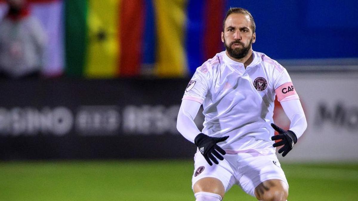 Higuaín calienta antes de un partido con el Inter de Miami en la MLS.