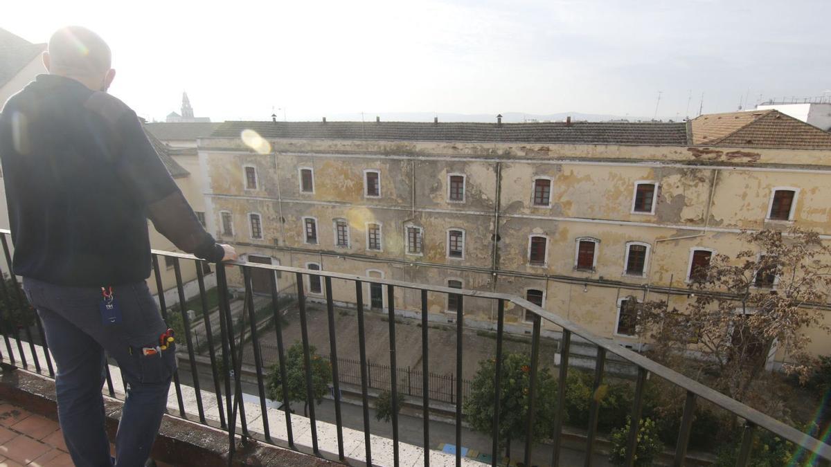 El edificio del Ministerio de Defensa ubicado en la calle Lope de Hoces lleva mucho tiempo sin uso.