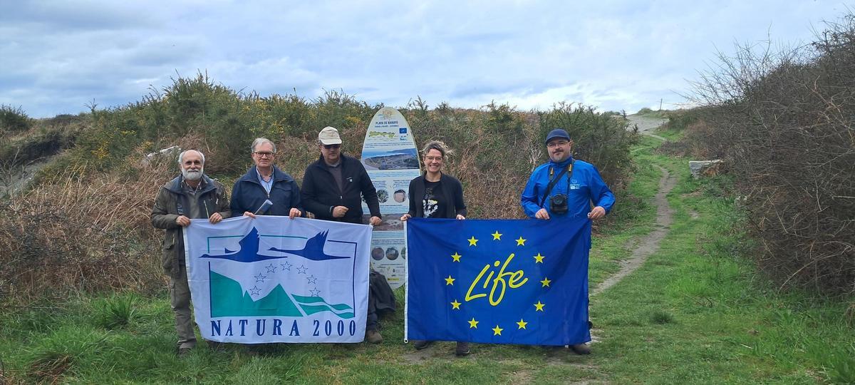 Un grupo de expertos participantes en el proyecto en una foto de archivo en la playa.