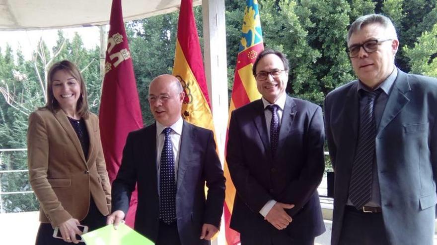 Begoña Iniesta, Andrés Carrillo, Vicente Soler y José Moreno posan en la sede del CES tras el acuerdo.