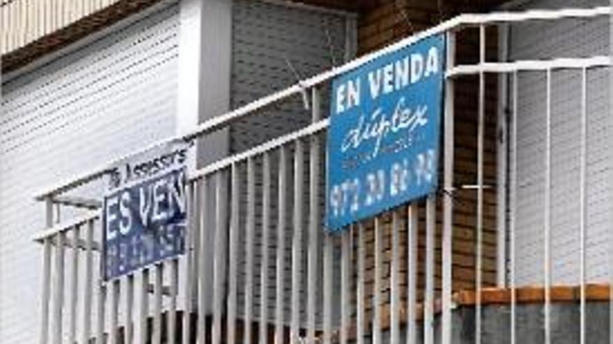 Cartells de pisos en venda a la ciutat de Girona.