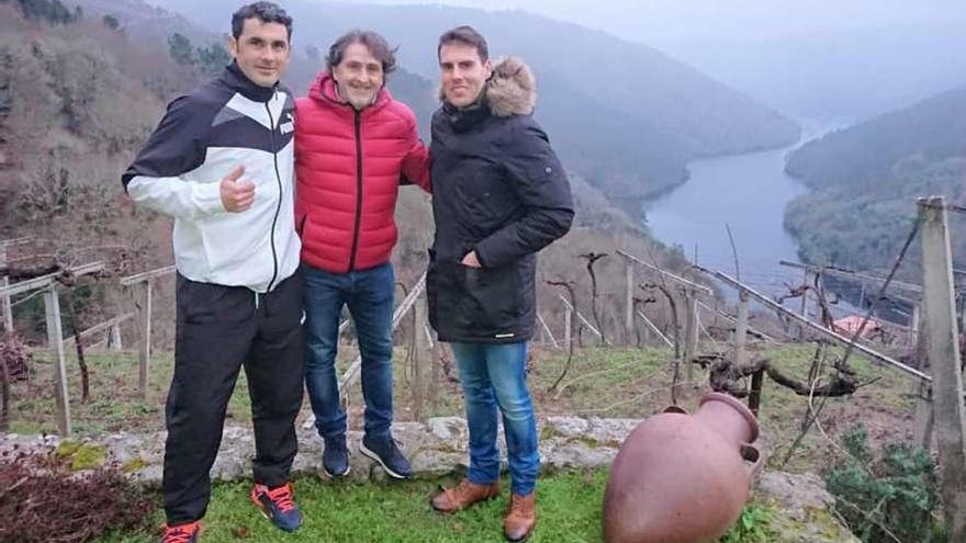 Rodríguez, Ruiz y un amigo del primero posan el sábado junto el río Miño en O Saviñao