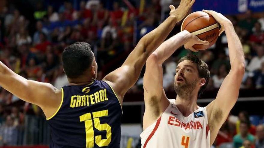 Gasol lanza a canasta ante la oposición de Windi Graterol. // J. Zapata